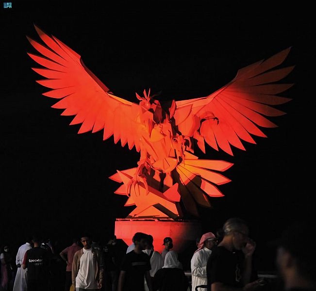 مجسم الصقر الذهبي.. معلم سياحي ساحر في موسم جدة 2022- المصدر واس 