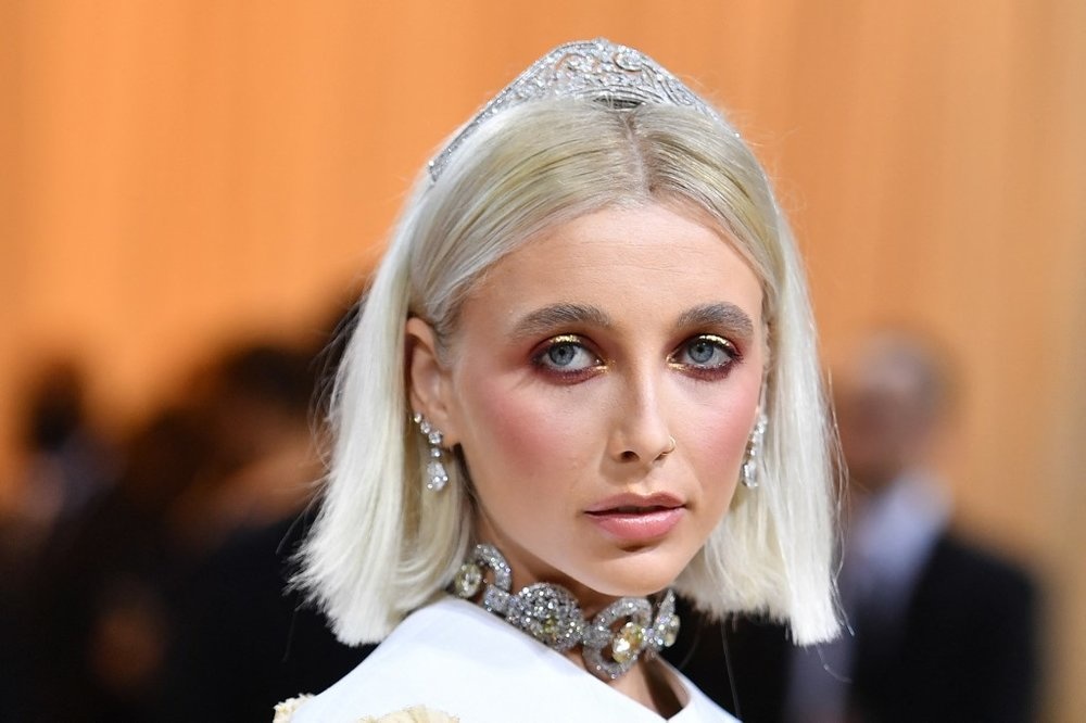 Emma Chamberlain وحيل مكياج جليتر للصبايا