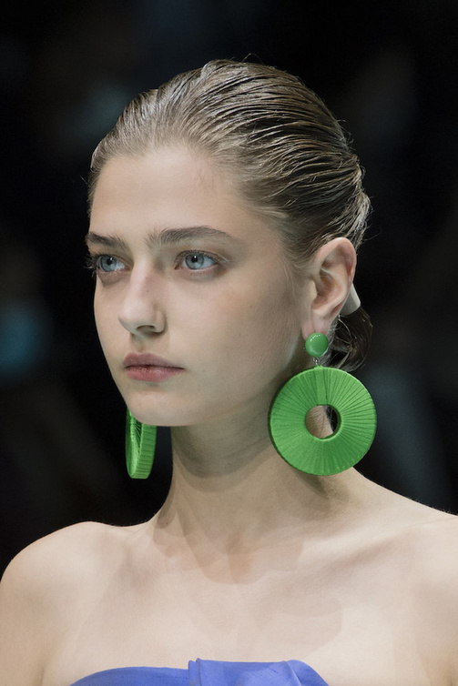 الأخضر الجذاب بتصميم أقراط كبيرة من Emporio Armani