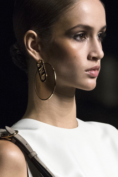 تصميم Fendi بأقراط كبيرة من المعدن باللون الذهبي مع لوغو الدار