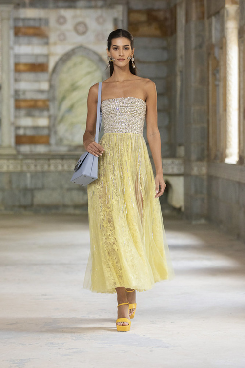تنسيق اللون الاصفر مع التدرجات الفضية البراقة من دار  Georges Hobeika