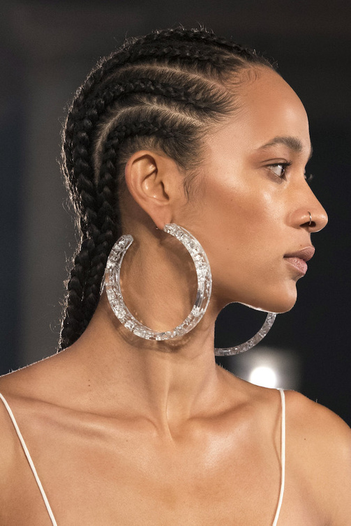 قصّة الـHoops الرائجة بتصميم شبابي وشفاف من Isabel Marant