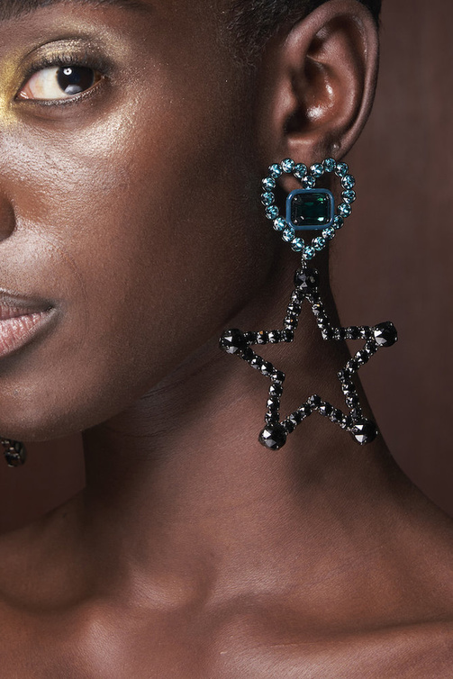 تصميم بشكل القلب والنجمة مع الأحجار الكريستالية البراقة من Lanvin