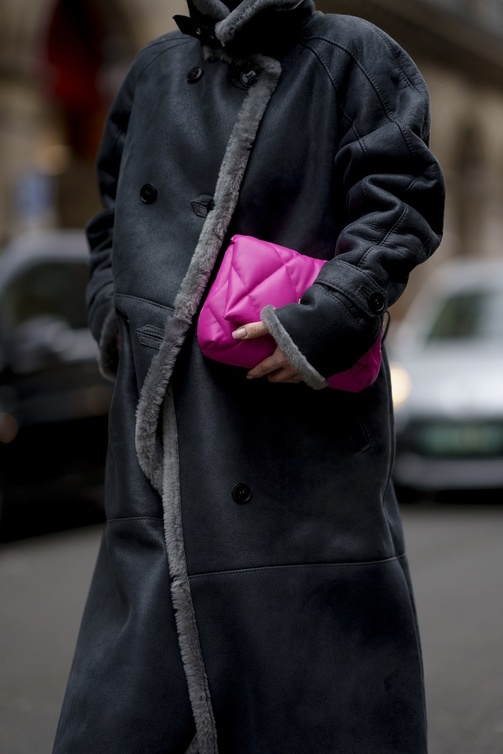 موديلات حقائب ملونة 2022 مع أزياء مونوكروم بأسلوب Street Style