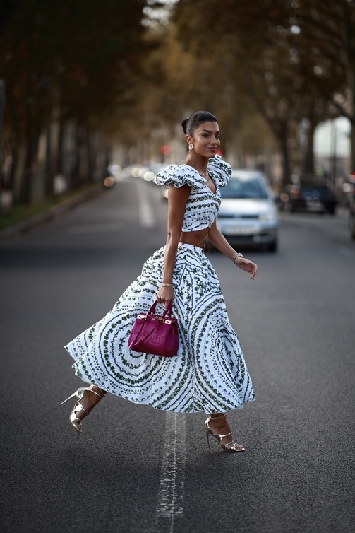 موديلات حقائب ملونة 2022 بتنسيق لافت من Street Style