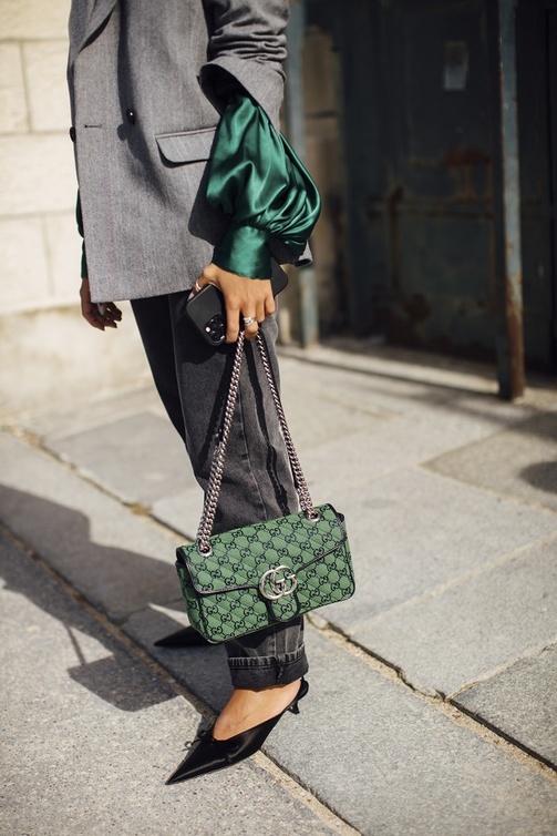 موديلات حقائب ملونة 2022 باللّون الأخضر بتنسيق Street Style