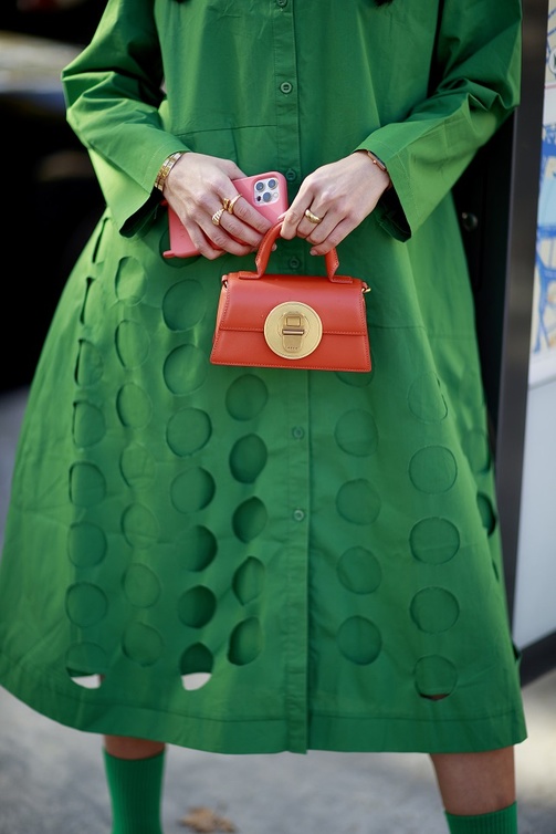 موديلات حقائب ملونة 2022 بتنسيق لافت بأسلوب Street style