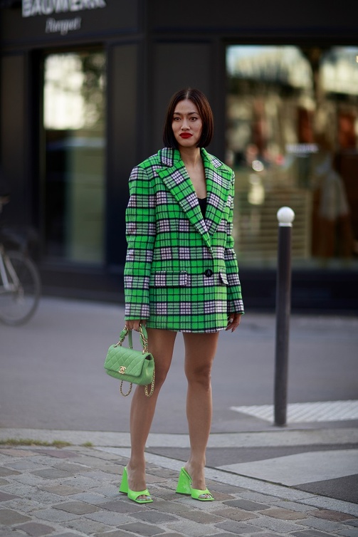 موديلات حقائب ملونة 2022 بأسلوب Street Style