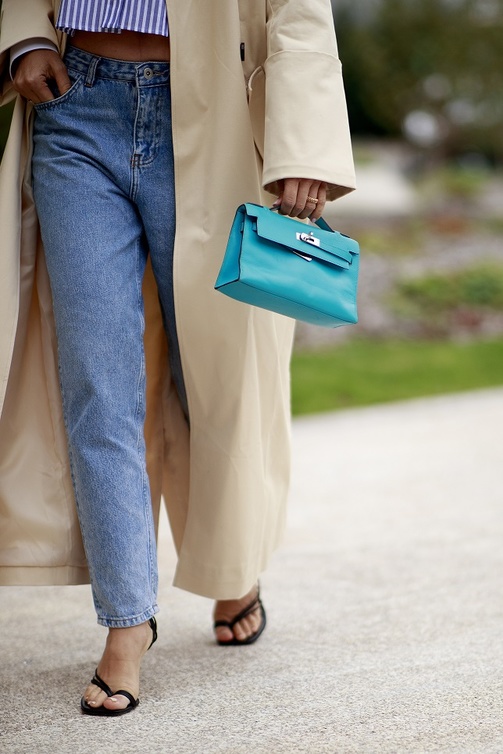 موديلات حقائب ملونة 2022 بتنسيق لافت بأسلوب Street style