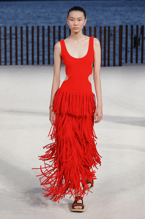  فستان ماكسي مزين بالشراريب من Proenza Schouler