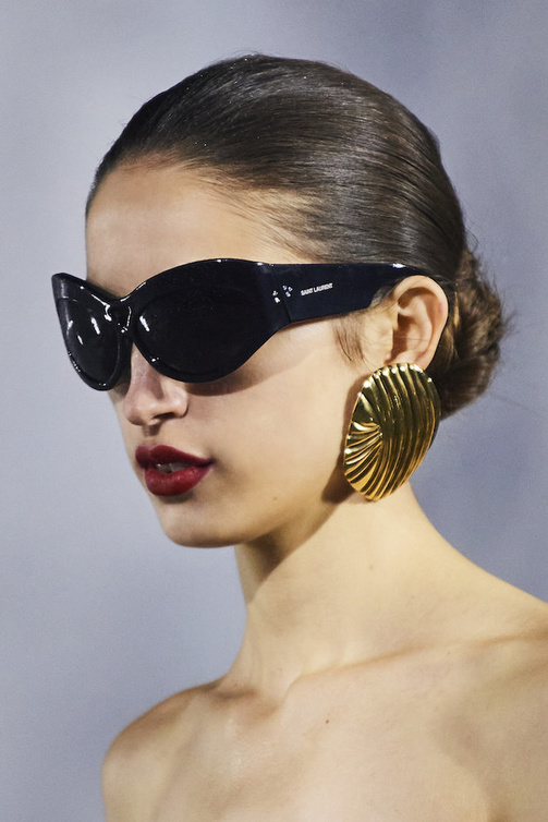 تصميم معدني للأقراط الكبيرة والعصرية من Saint Laurent