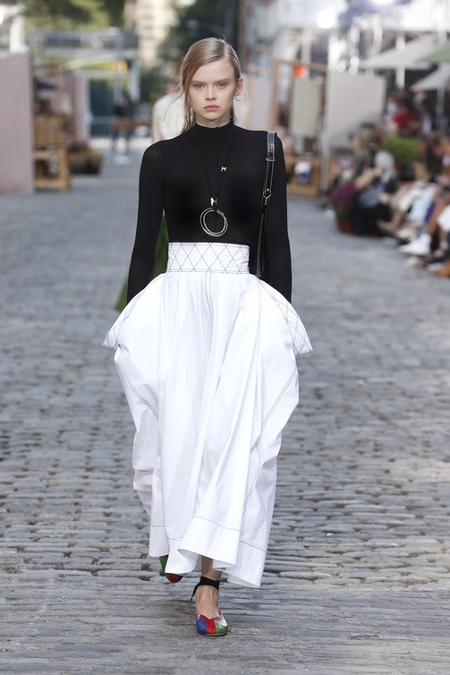 التنورة الطويلة من Tory Burch من مجموعة ربيع وصيف 2022