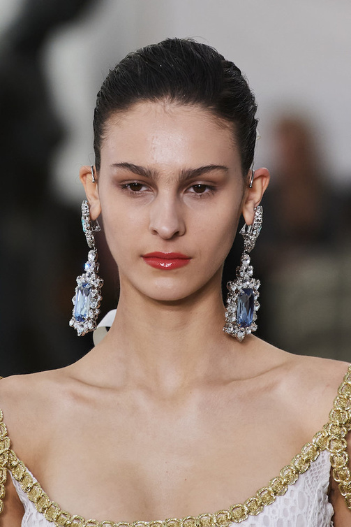 أقراط فاخرة بالحجم الكبير بتصميم خاطف للأنظار من Giambattista Valli