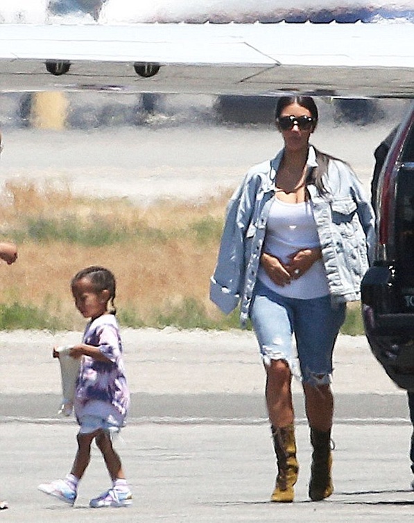 تنتعل حذاء من Yeezy