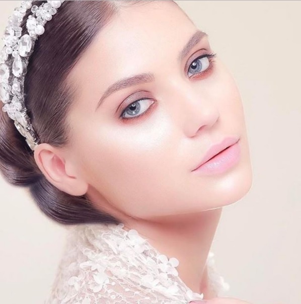 مكياج ناعم مع شفاه وردية جميلة.