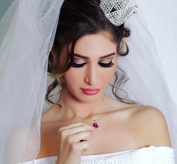 مكياج جذاب مع رموش طويلة وكثيفة