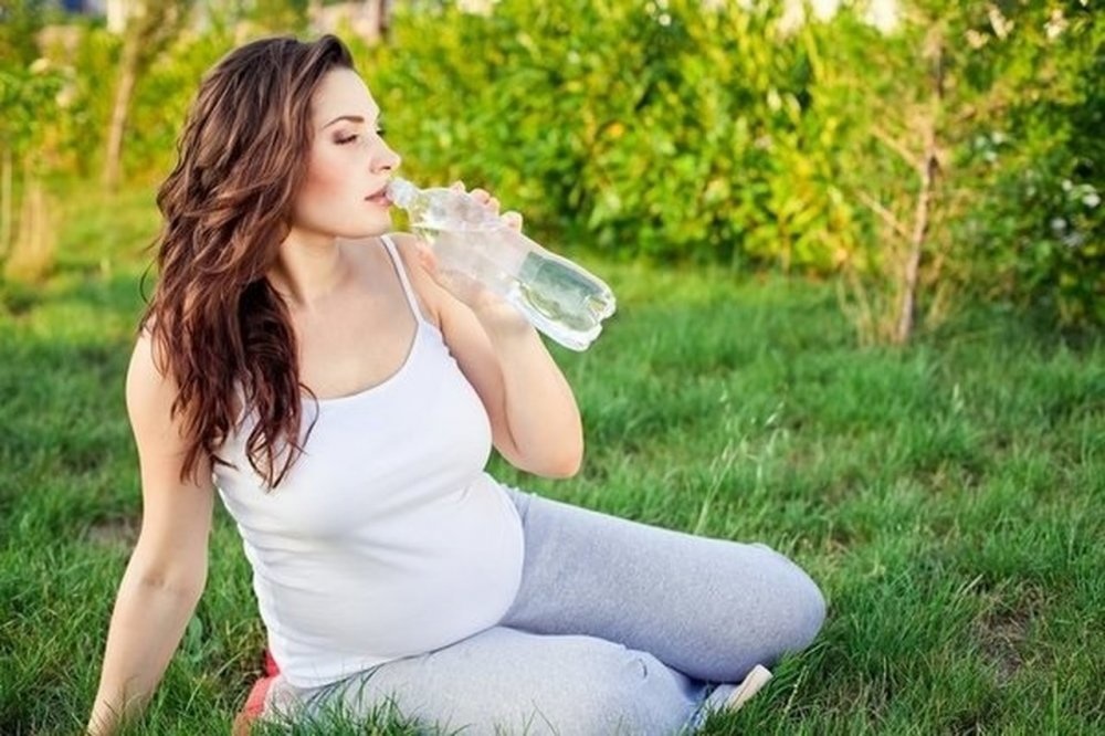 نصائح طبية يجب ان تتبعها المراة الحامل أهمها شرب الماء