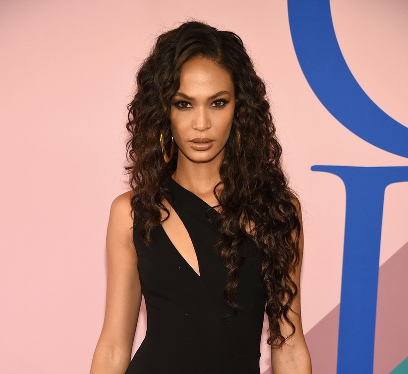 مكياج برونزي وبارز بأسلوب Joan Smalls