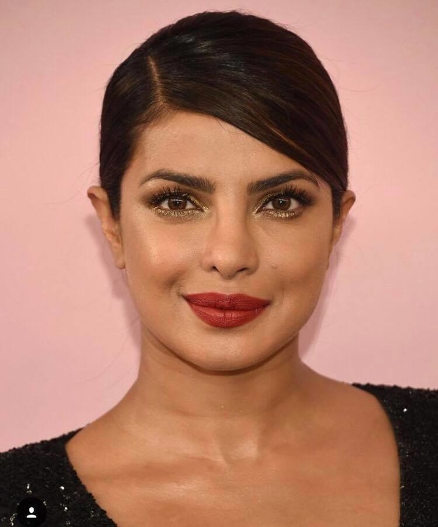 مكياج 2017 مع الظلال الذهبية على الجفون العليا والسفلى بحد سواء بأسلوب بريانكا شوبرا Priyanka Chopra