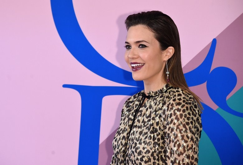 ماندي مور Mandy Moore مررت رسمات الآيلاينر الاسود المجنح على الجفون العليا