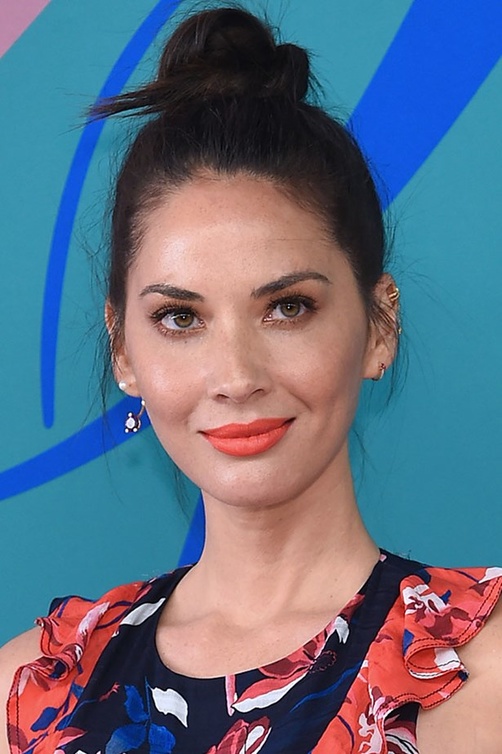 تسريحات شعر الكعكة العالية على طريقة أوليفيا مون Olivia Munn