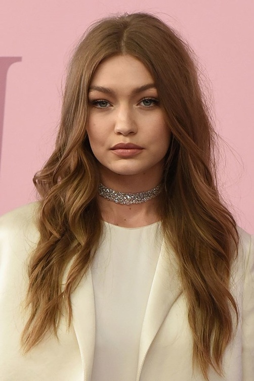 جيجي حديد Gigi Hadid اختارت اطلالة جمالية مميزة مع تفاصيل الألوان البرونزية الناعمة