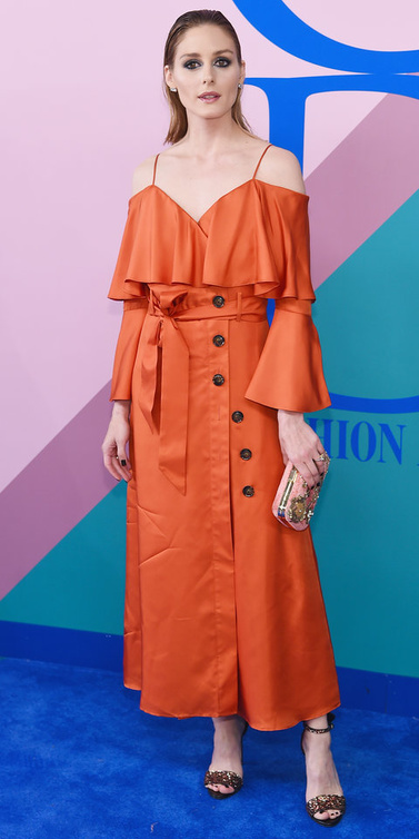أوليفيا باليرمو Olivia Palermo تختار فستانا برتقاليا مع الكشكش من دار Banana Republic