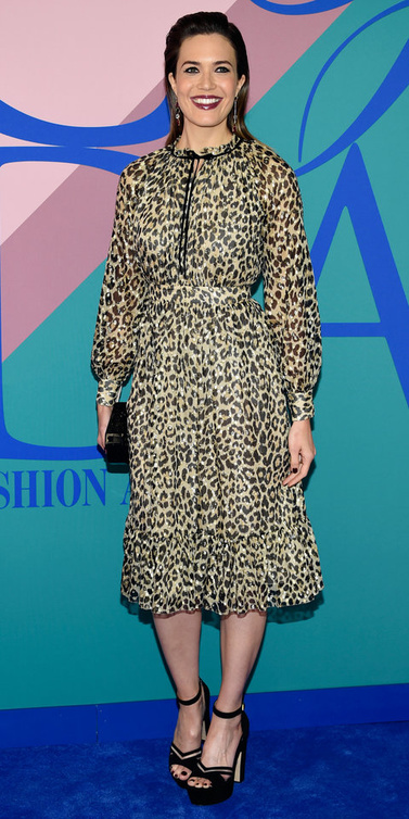 ماندي مور Mandy Moore تختار فستاناً مع نقشات النمر من Kate Spade