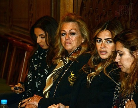 الثانية من اليمين.. زوجة محمد حماقي في أثناء الحمل