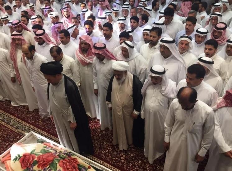 أثناء أداء صلاة الجنازة على الفقيد ووالدته الراحلة