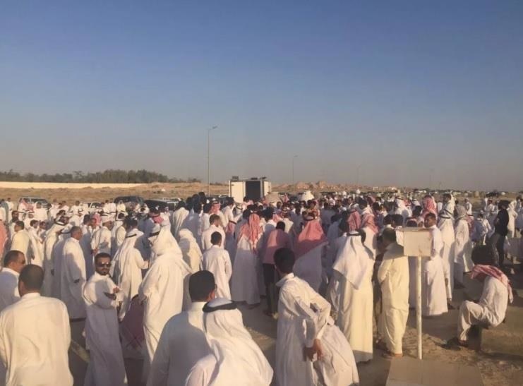 أثناء تشييع جثمان حسن الحسن ووالدته التي لم تتحمل خبر فراقه 