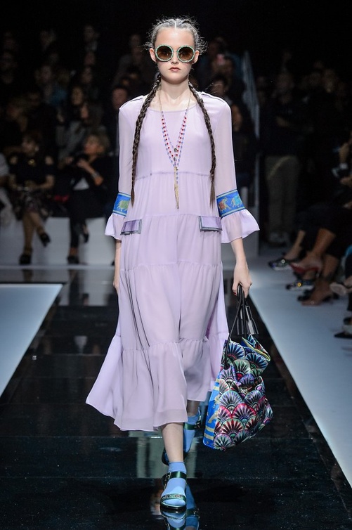 فستان شبابي متوسط الطول وحريري من  Emporio Armani مع الوان الموضة البنفسجية