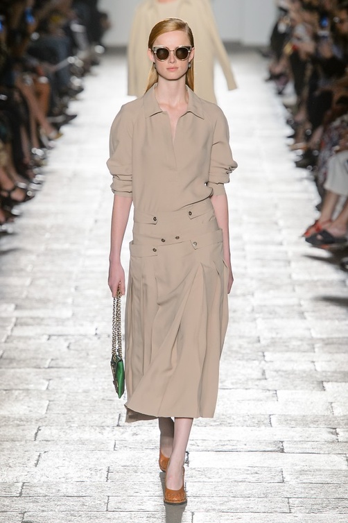 مع الوان الموضة البيج لازياء صيف 2017Bottega Veneta