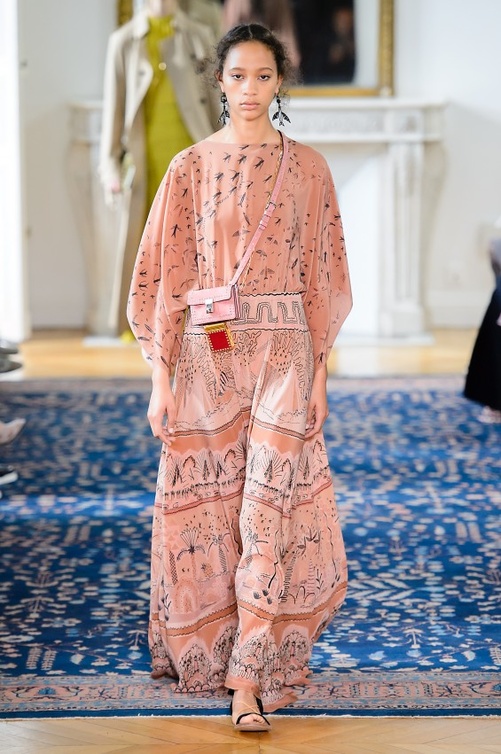 الوان الموضة من السلموني الفاتح على غرار تصاميم دار فالنتينو Valentino