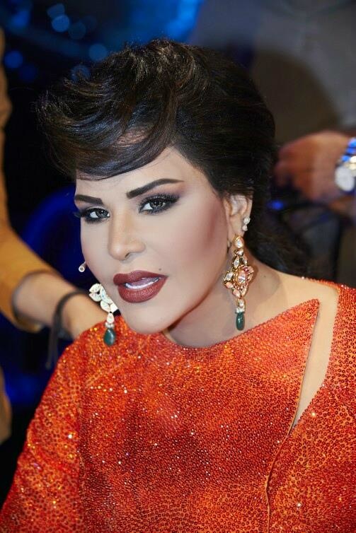 أحلام بأقراط فخمة من الذهب والأحجار الكريمة