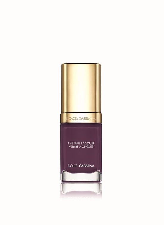 اختارت المجموعة لون طلاء الأظافر Amethyst 330 مطابق للون أحمر الشفاه