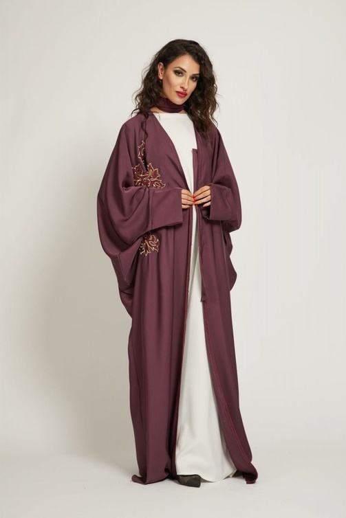  عباية قمّة في الرقي مع لمسات ذهبية من Abaya Buth