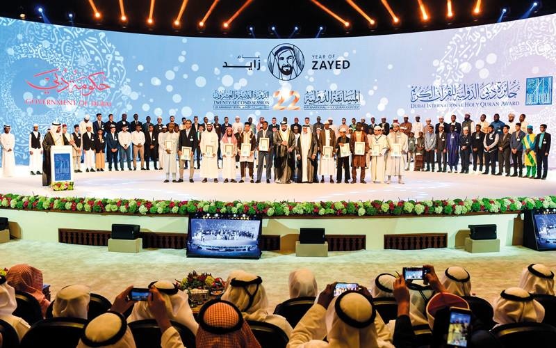 الشيخ أحمد بن محمد بن راشد آل مكتوم يُكرّم الفائزين في "دبي للقرآن"