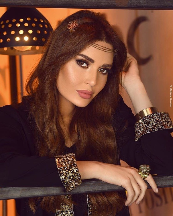  تسريحة الشعر المفرود بلمسة انثوية