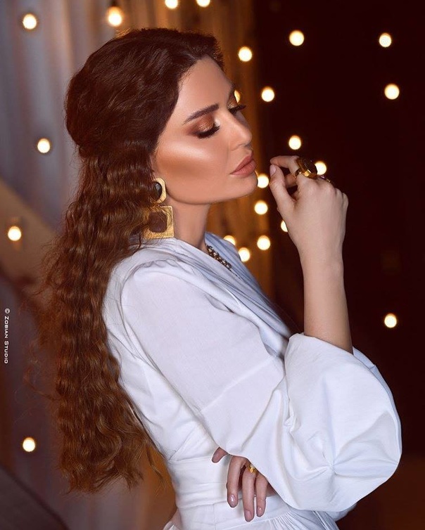 تسريحة انيقة للشعر المجعد من سيرين عبد النور