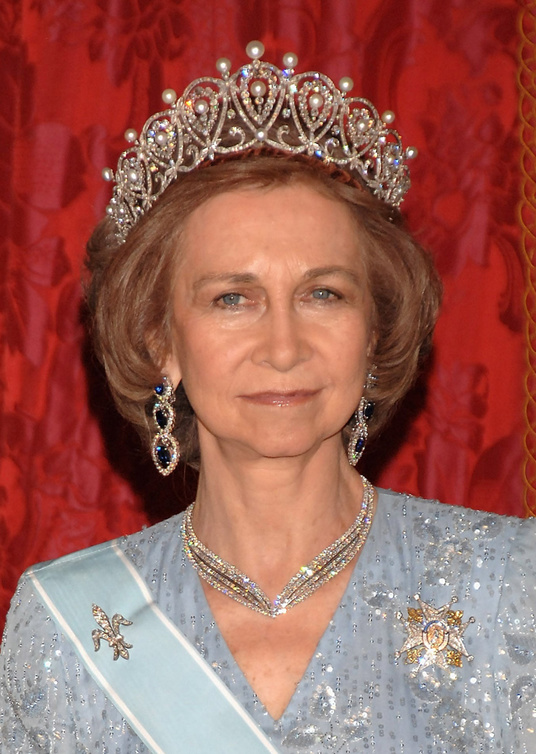الملكة صوفي ترتدي تاج "the Cartier Pearl and Diamond Tiara" من علامة كارتييه