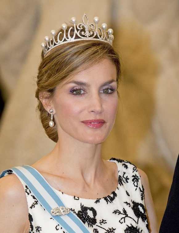 الملكة ليتيزيا ترتدي تاج " Pearl Fleur de Lys"