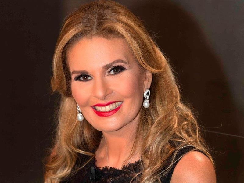 الفنانة يسرا