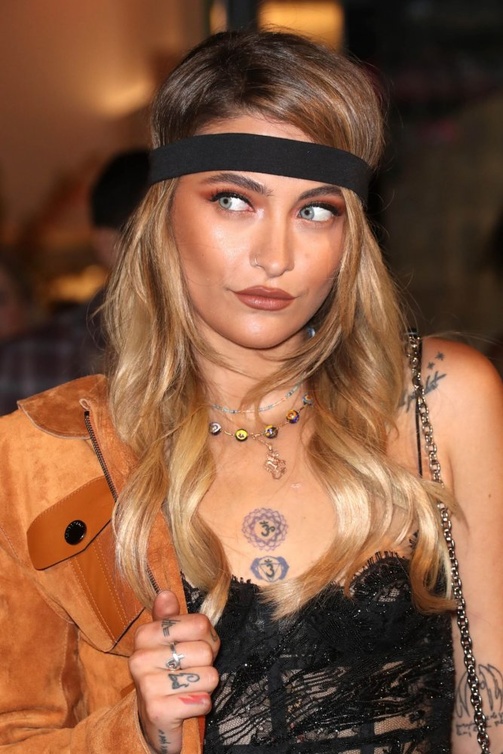  اكسسوارات شعر 2021 مع الباند الأسود الشبابي من Paris Jackson