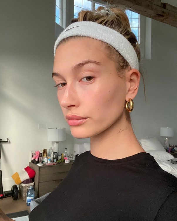 اكسسوارات شعر 2021 مع الباند الرفيع بأسلوب Hailey Baldwin