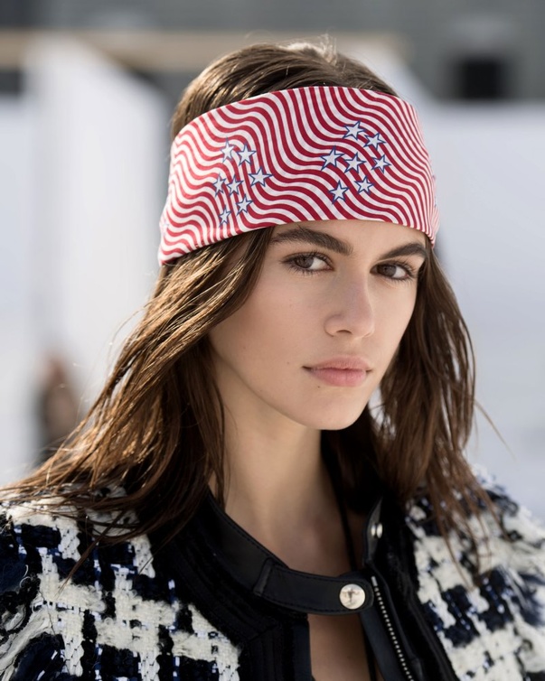 اكسسوارات شعر 2021 مع الباند المقلم والعريض من وحي kaia Gerber
