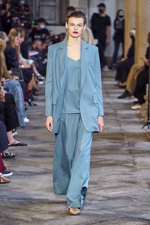 موديلات بلايز طويلة باللون الازرق من دار Max Mara