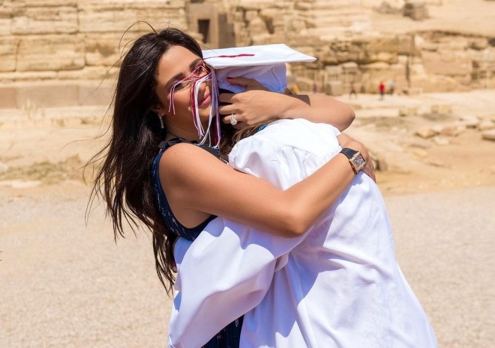 ياسمين عبد العزيز الأبرز ..نجوم يرفضون الكشف عن صور أبنائهم بملامح واضحة