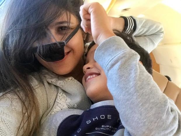 ياسمين عبد العزيز مع ابنها سيف في صورة قديمة لهما