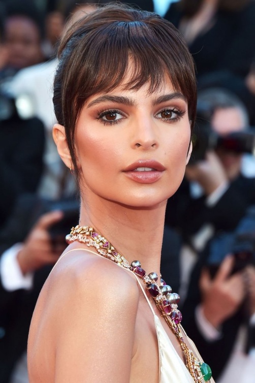 Emily Ratajkowski- بالشعر المرفوع مع الغرة